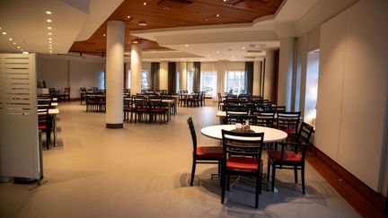 Bild på bord och stolar i restaurang Fritz Kustgatan 10