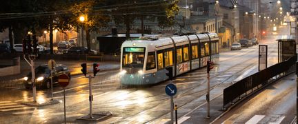 Foto: Rebecka Havedal, Bild på spårvagn i regnväder vid Stigbergstorget