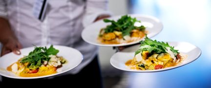 Foto Lo Birgersson. Servering av konferensmat. 