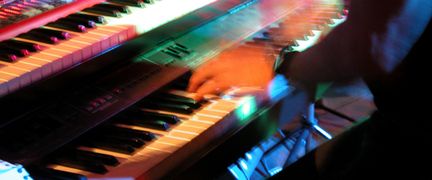 Närbild på en person som spelar piano