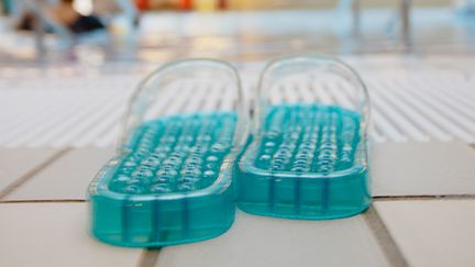 Foto Lo Birgersson. Badtofflor vid bassängen på Dalheimers hus. 