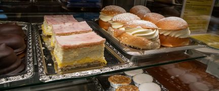 bakelser i glasmontern restaurang Fritz