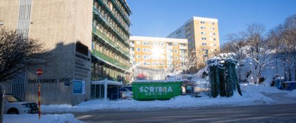 Exteriör bild på Dalheimers hus under pågående renoveringsarbete