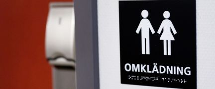 Foto Lo Birgersson. Skylt med punktskrift till mixat omklädningsrum