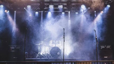 En musikscen i rök och strålkastare.