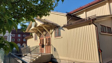 Utsidan på ett trähus.