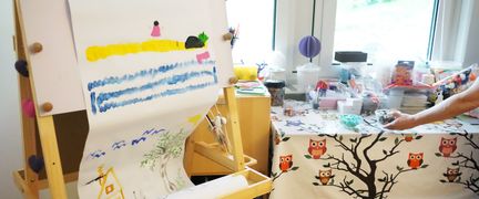 Två getter i en hage under sommaren.