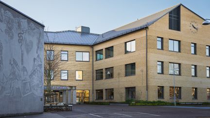 En överblick av Skytteskolans skolgård med en entré i bakgrunden.