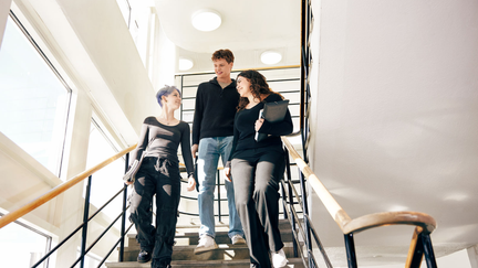 Glada elever i korridoren. 