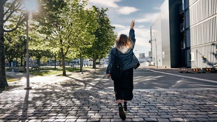 Student på Polhemsgymnasiet promenerandes på Lindholmen