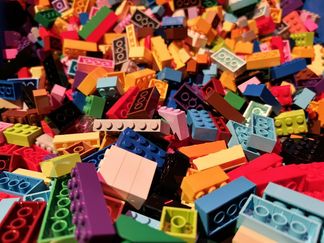 Legobitar i olika former och färger.