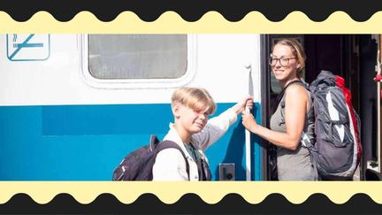 Mamma och son med ryggsäckar kliver på en spårvagn.