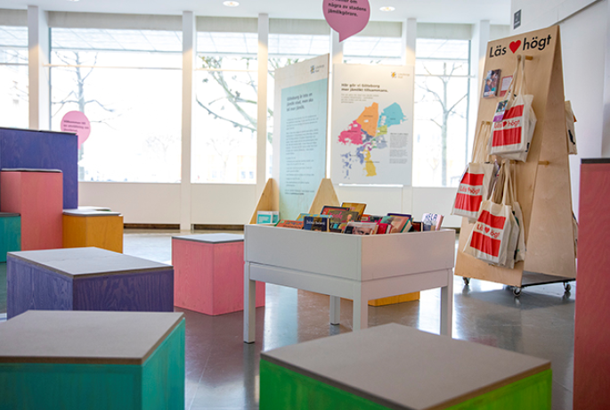 Foto p&aring; en utst&auml;llning p&aring; stadsbiblioteket med platsbyggda klossar.