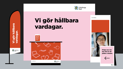 Exempel på en mobil utställning med vägg, podium, strandflagga, rollup, gatupratare och bordspratare.