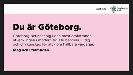 Exempel på en mässvägg med text och logotyp.