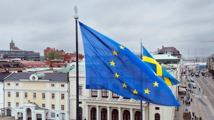 EU-flaggan i förgrunden med Gustav Adolfs torg i bakgrunden.