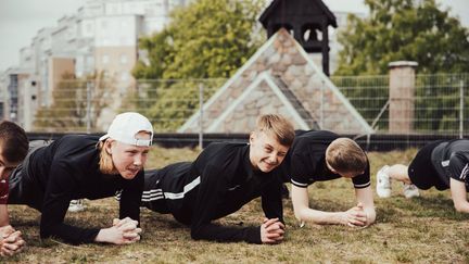 Elever som står i plankan.