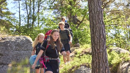 Foto av elever på vandring på led och med ryggsäckar. 