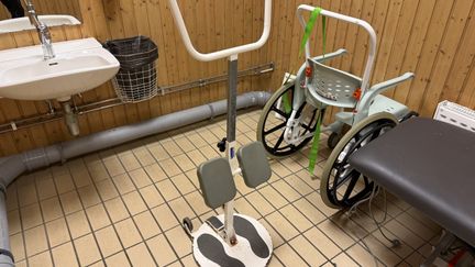 En vändplatta (turner) inne i ett badrum. Turnern har en fotplatta, stöd för knäna och handtag.