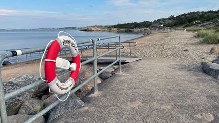 En ramp som leder ner till stranden och havet. 