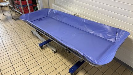 Brits klädd med blå galon, med kanter runt om.