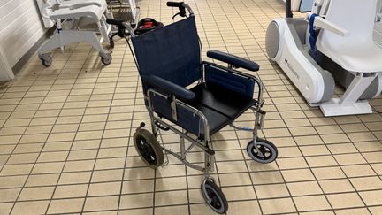 Rullstol utan fotstöd. 