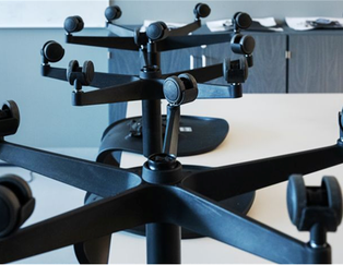 Stolar som är uppställda på ett bord