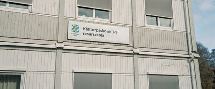 En skolbyggnad med skylten Kålltorpsskolan 1-9 resursskola på.