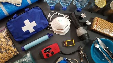 En krislåda med första hjälpen, vevradio, vattenflaskor.