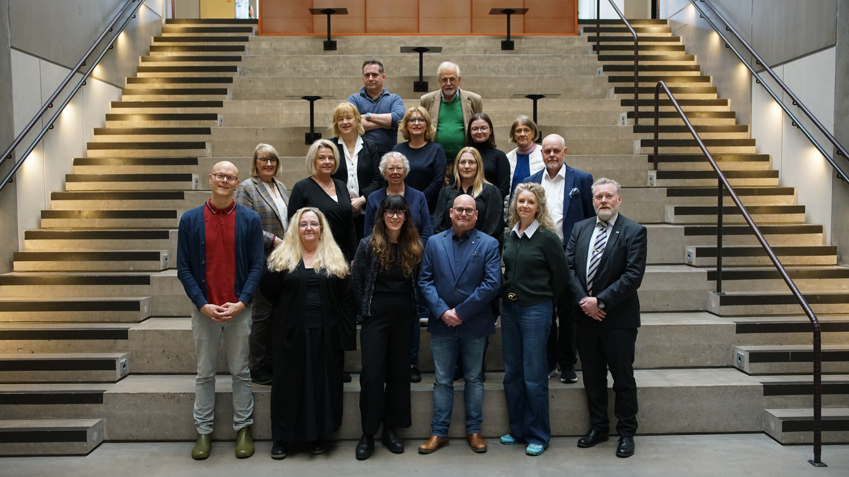 Politiker i nämnden står uppradade på en trappa.