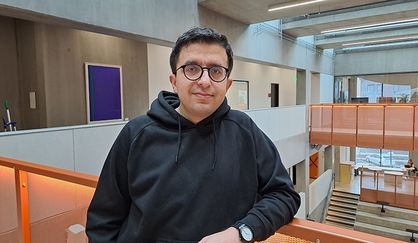 Leende man som tittar rakt in i kameran. 