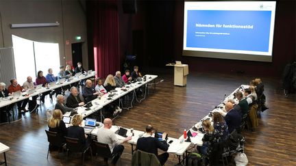 Politiker sitter runt ett bord för att fatta beslut.