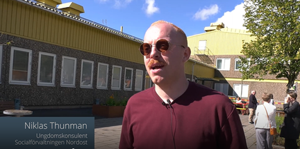 Personer är på väg ur en buss