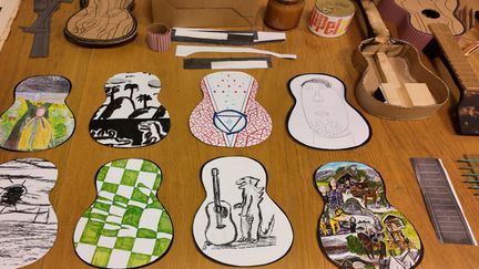 Konstnärligt utsmyckade lock till ukuleler.