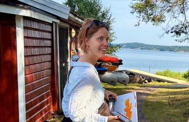 Glad tjej med hav i bakgrunden