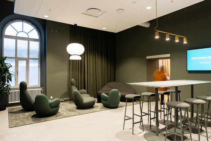 Kontorsmiljö med designade fåtöljer