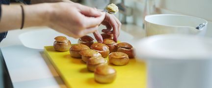 En person gör semlor.