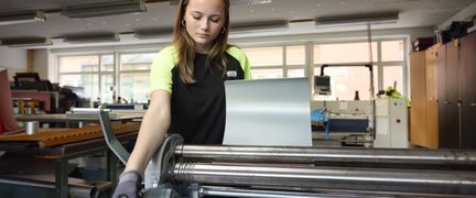 En tjej som valsar en plåt. 