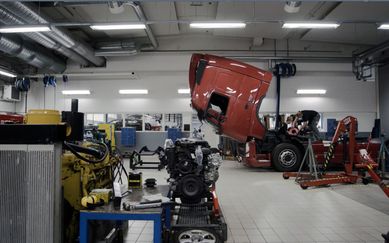 Interiörbild från verkstaden för lastbilsmekaniker.