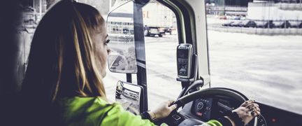 En elev som kör en lastbil