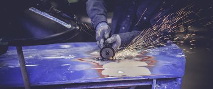 En elev som skär i plåt