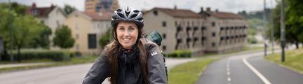 Person som cyklar mot kameran.