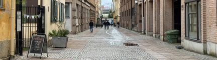 Postgatan med solnedgång i väster