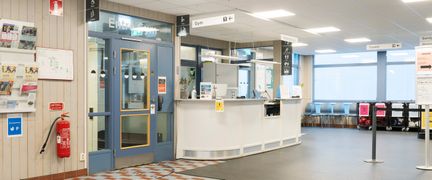 Ruddalens idrottscentrums reception med en dörr med texten Entré gym.