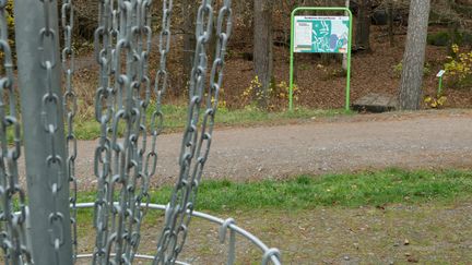 frisbeemål och informationstavla i bakgrunden
