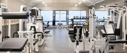 gym med olika styrkemaskiner