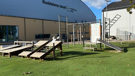 Ruddalens utegym med ishallen i bakgrunden