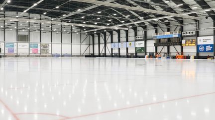 Ishallen i Ruddalen sedd från isen