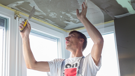 En man som renoverar ett tak