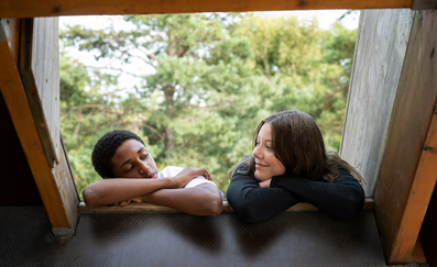 En kille och en tjej som tittar på varandra